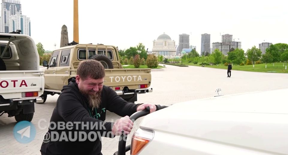 Даудов опубликовал видео, как глава Чечни Кадыров тянет внедорожник Toyota
