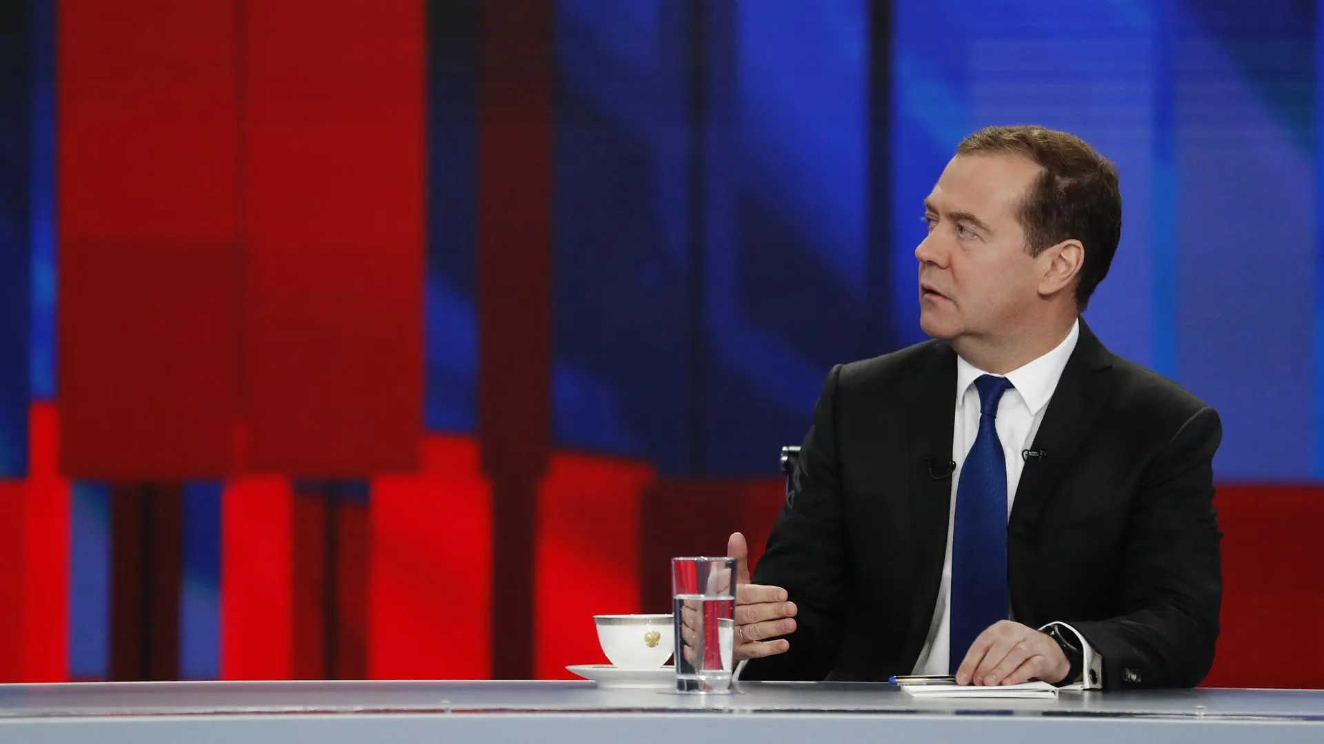 Медведев поздравил новый состав правительства РФ с началом работы