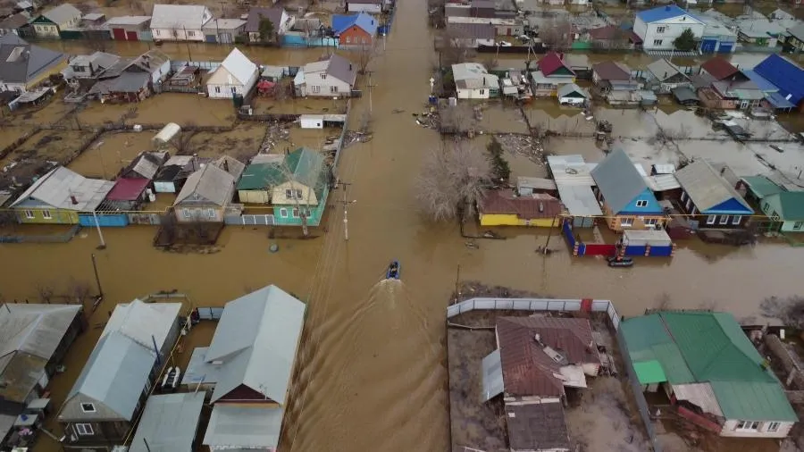 Куренков: в Оренбургской области остаются затопленными свыше 6 тыс жилых домов