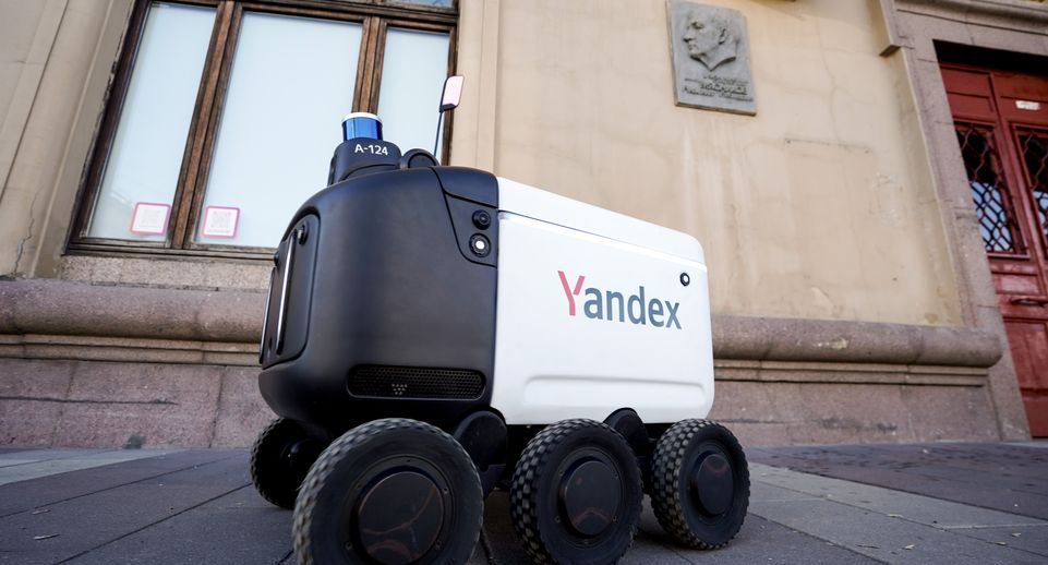 В Москве автомобиль столкнулся с роботом-курьером «Яндекса»