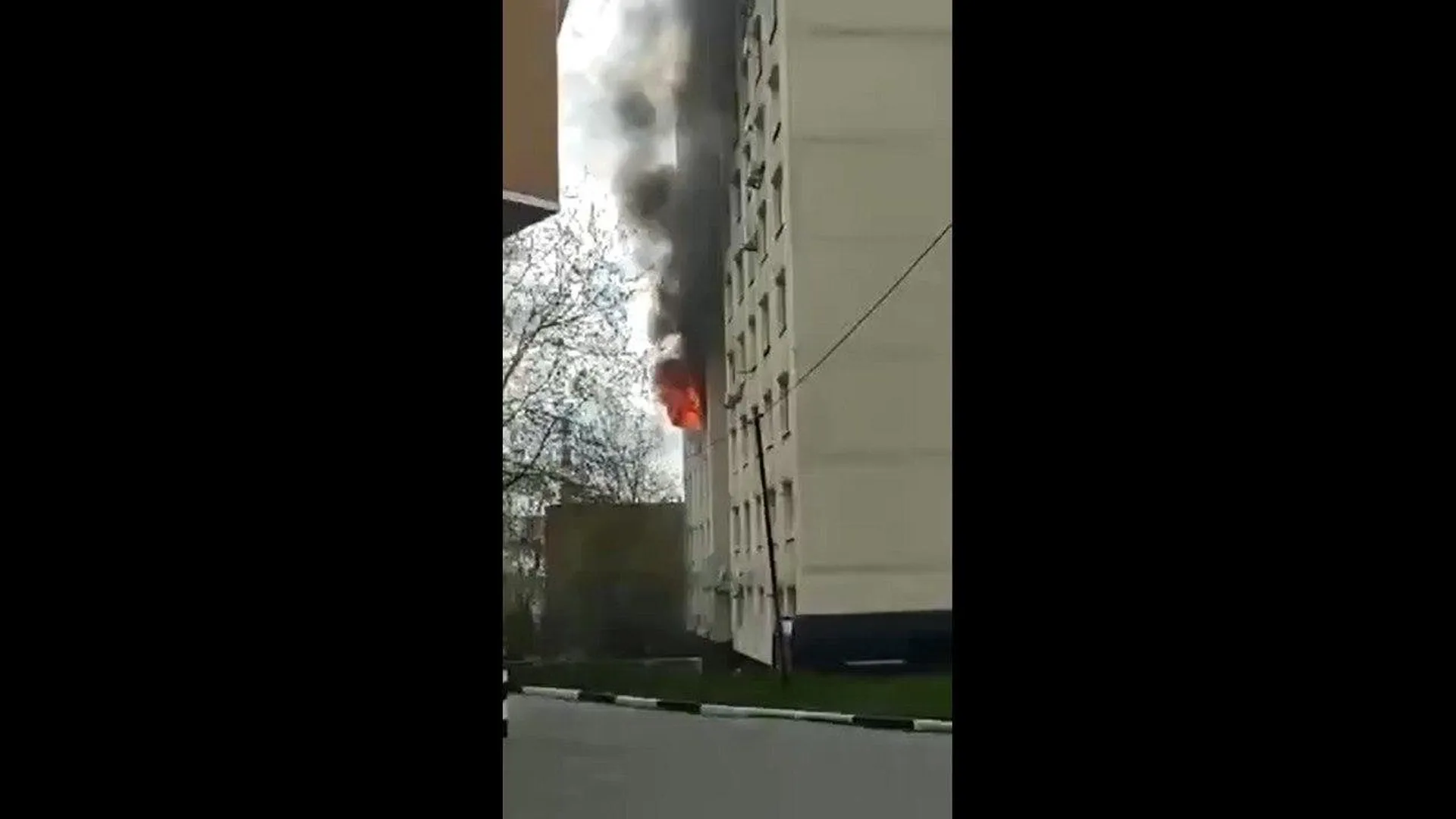 Опубликовано видео пожара в жилом доме в Мытищах