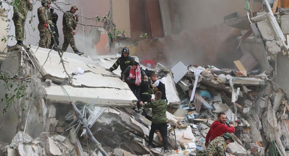 Спасатели достали из-под завалов в Белгороде шестого погибшего