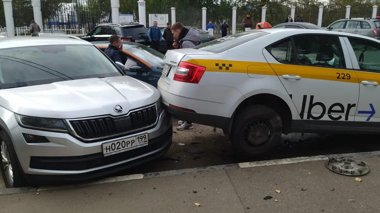 Автомобиль каршеринга врезался в припаркованные автомобили в Дзержинском |  РИАМО