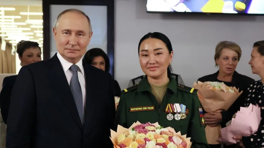 Вынесла мужа с поля боя: Путин попросил врача из Тувы не возвращаться в зону СВО