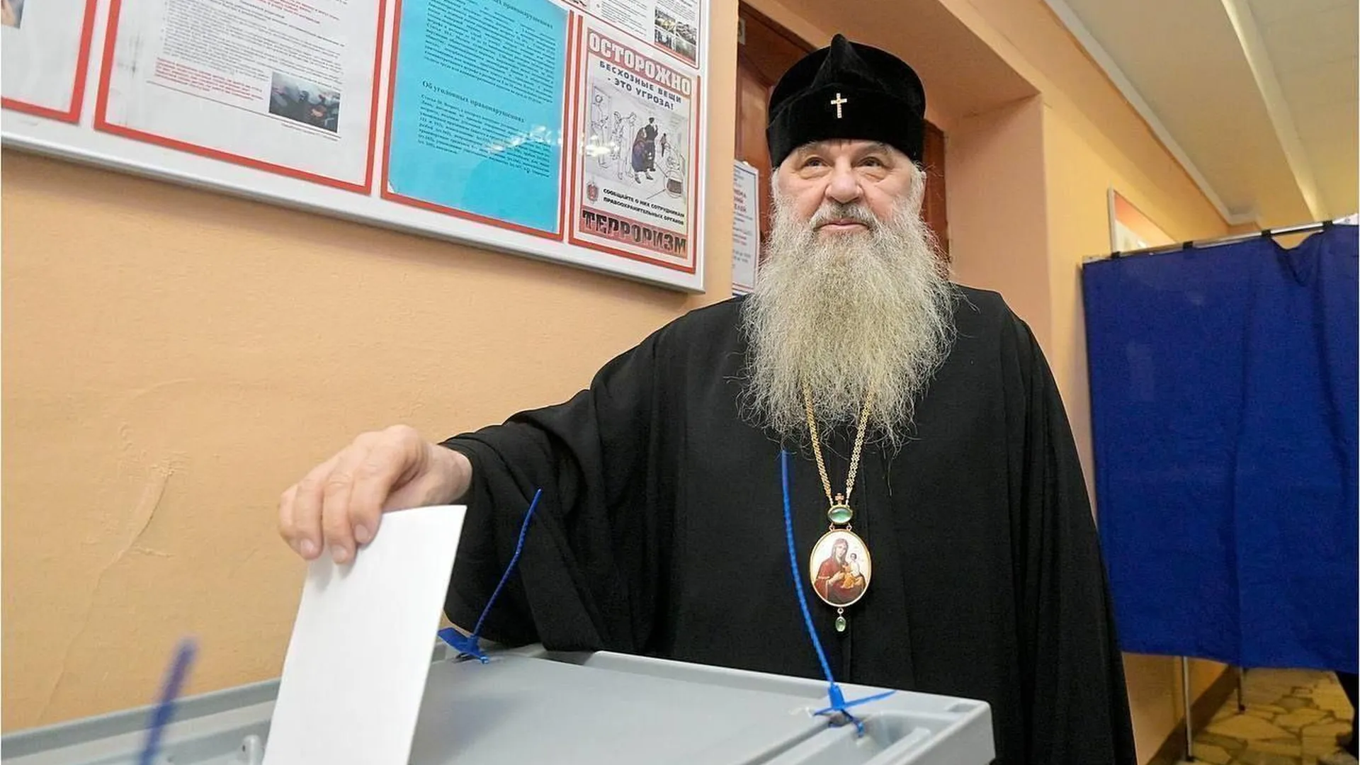 На выборах в Петербурге проголосовал митрополит Варсонофий