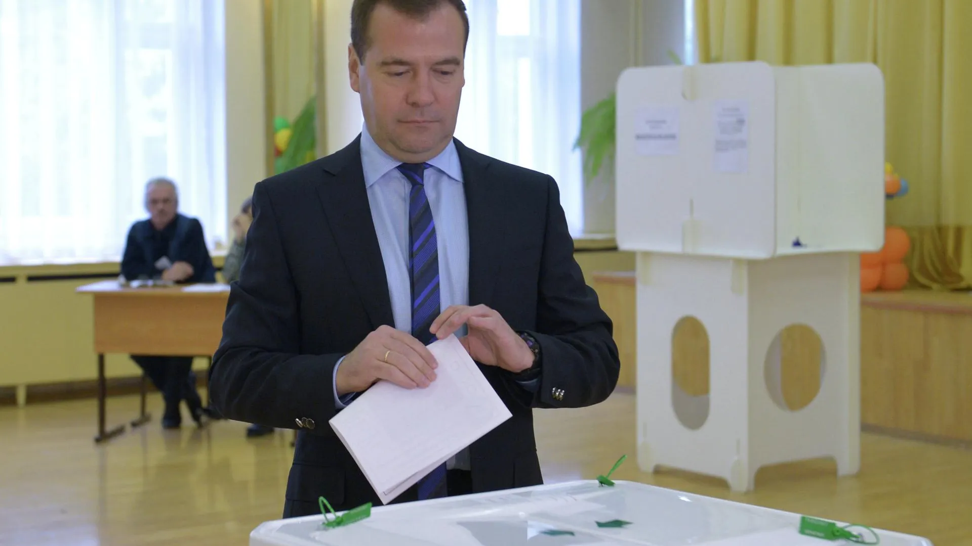 Медведев поздравил Собянина и Воробьева с победой на выборах