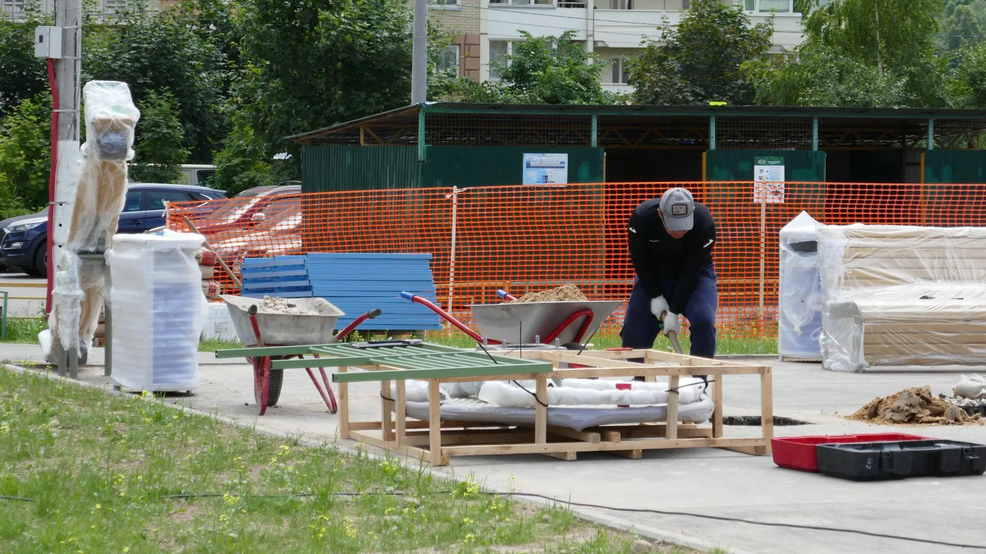 В Подольске устанавливают детский игровой комплекс по программе губернатора Подмосковья