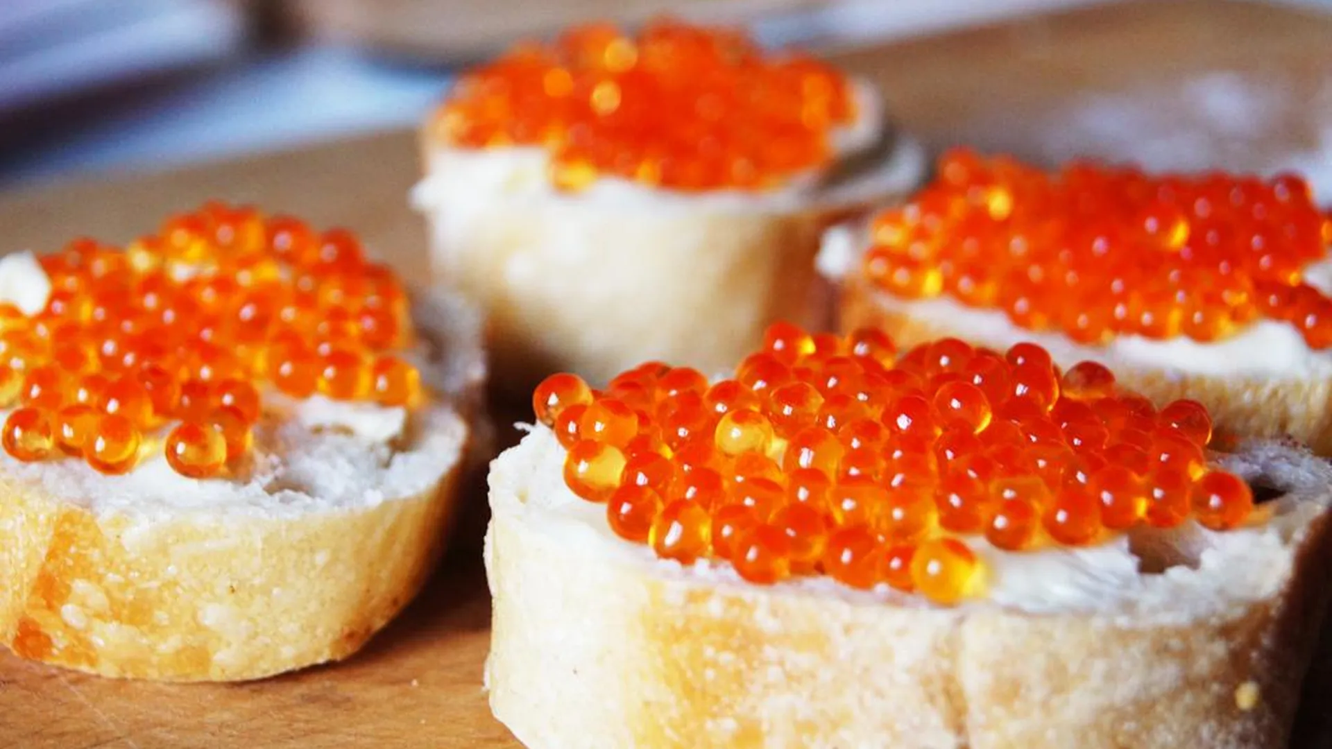 Икра на белый хлеб. Бутерброды с икрой. Красная икра. Бутерброды с икрой на новый год. Бутерброды с красной икрой на новый год