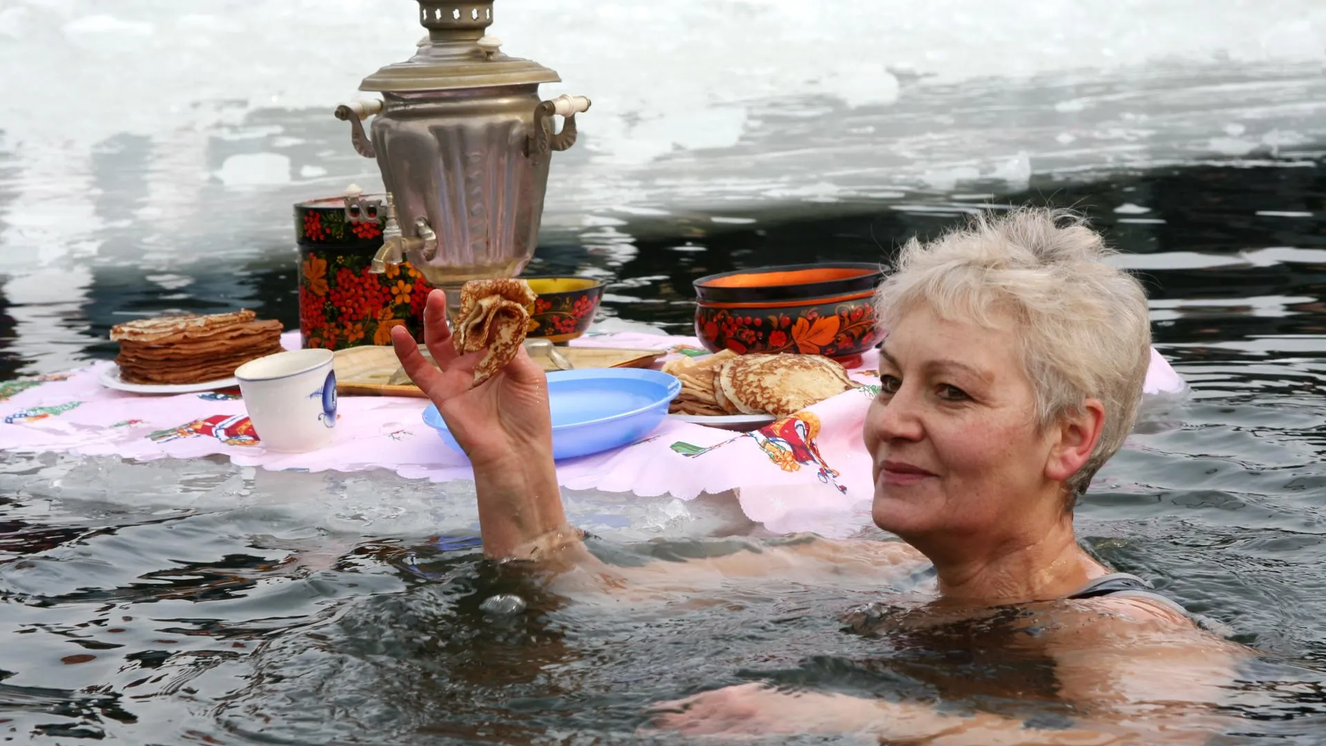 Плавание пенсионеры. Закаливание пожилых. Аквааэробика для пожилых. Зимние купания в проруби. Закаливание пожилых.