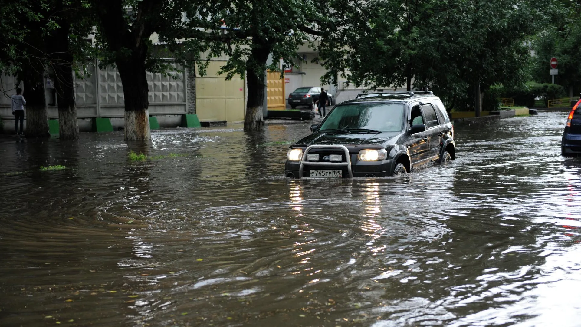 Как защитить автомобиль от воды и восстановить его после затопления