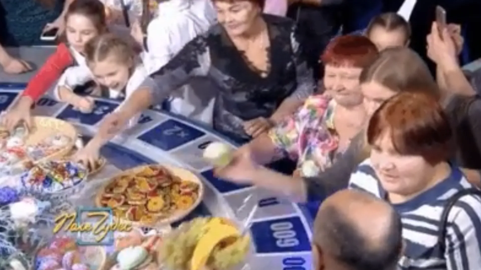 В Сети опубликовали видео зрителей, забирающих еду после игры «Поле чудес»