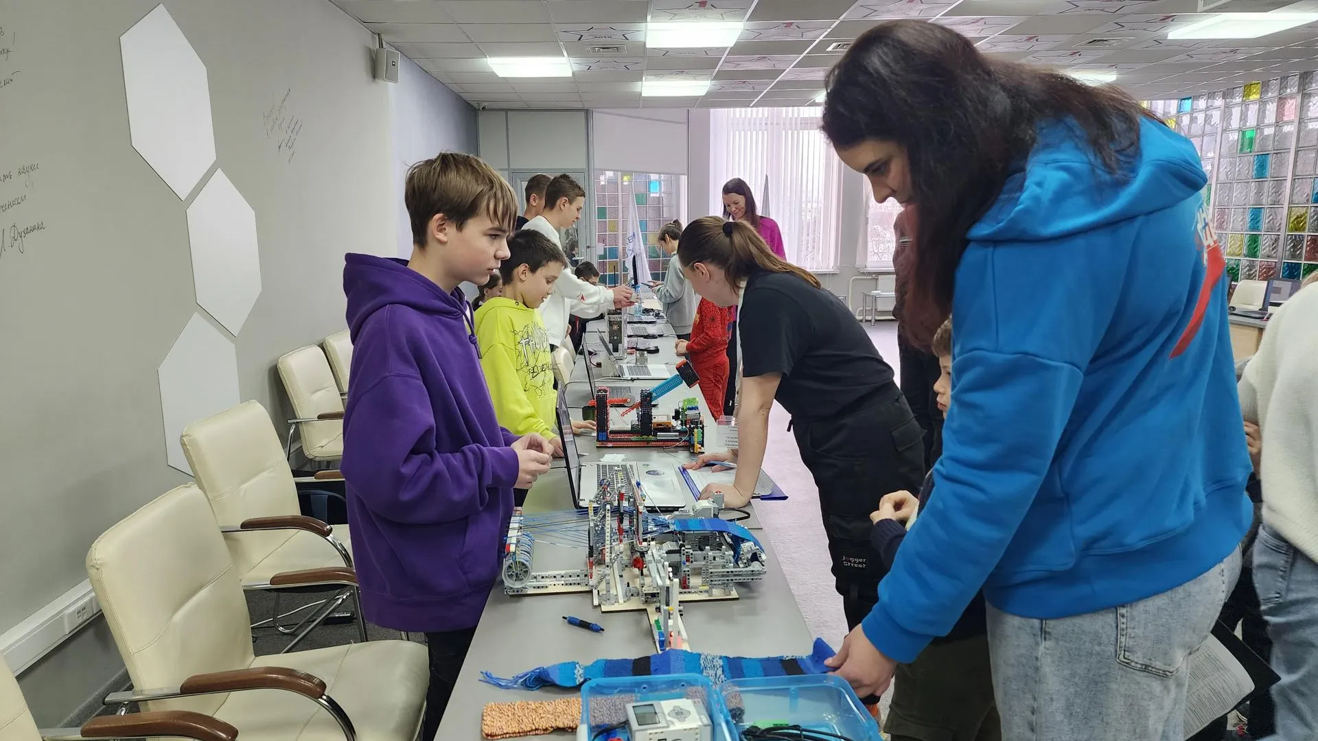 В Королеве стартовали открытые региональные соревнования по робототехнике «КосмоRobots»