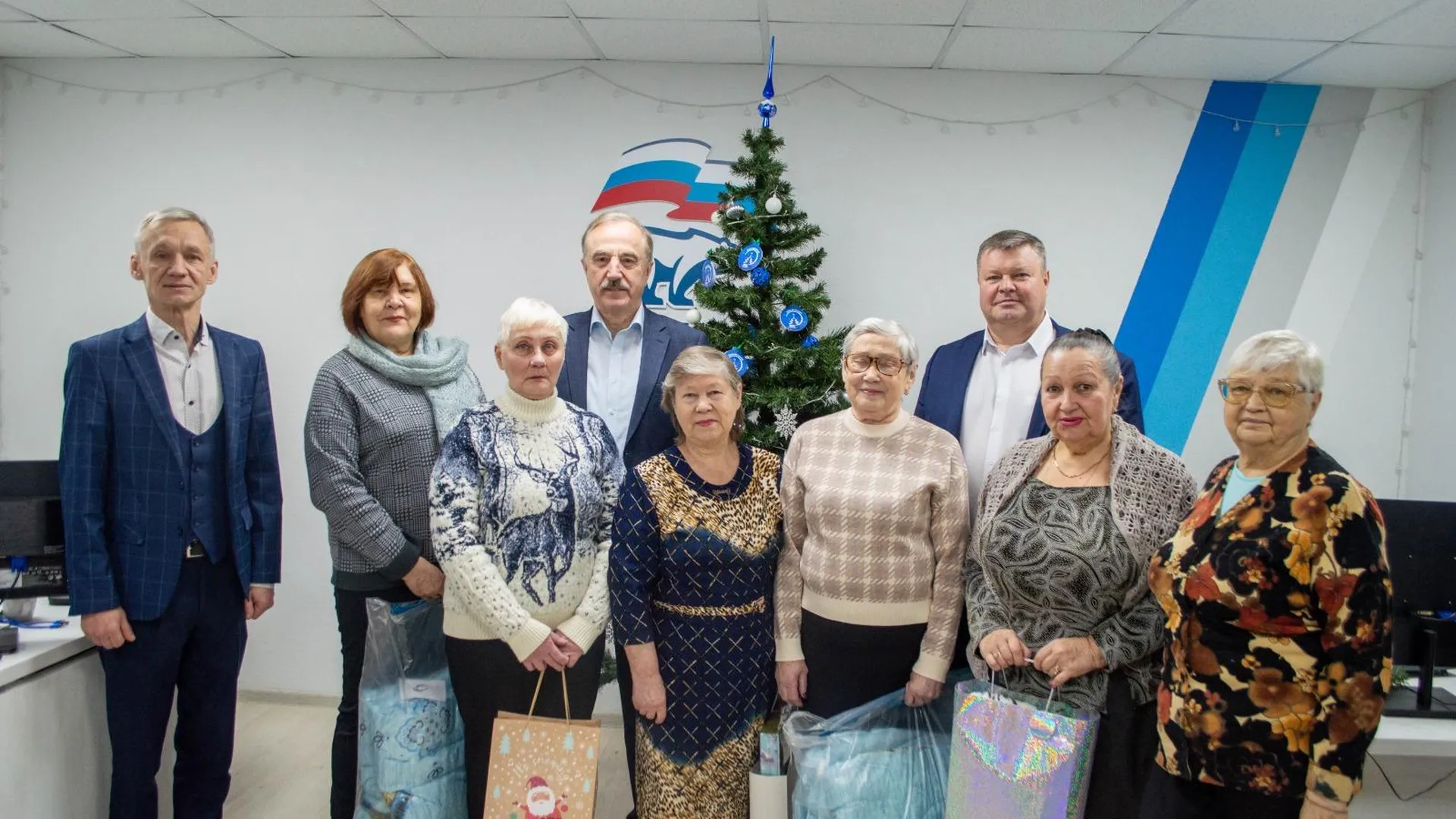 Депутаты вручили подарки пенсионерам в Подмосковье