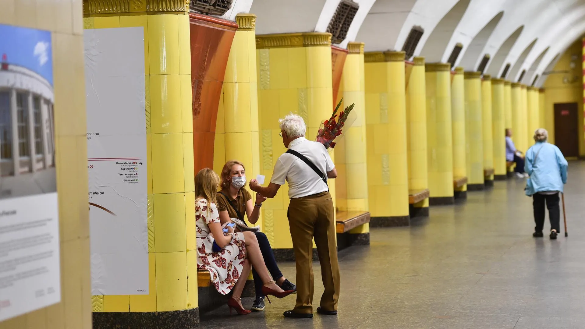 Отделка «под янтарь», цветы и рэкет: интересные факты о метро «Рижская» в Москве