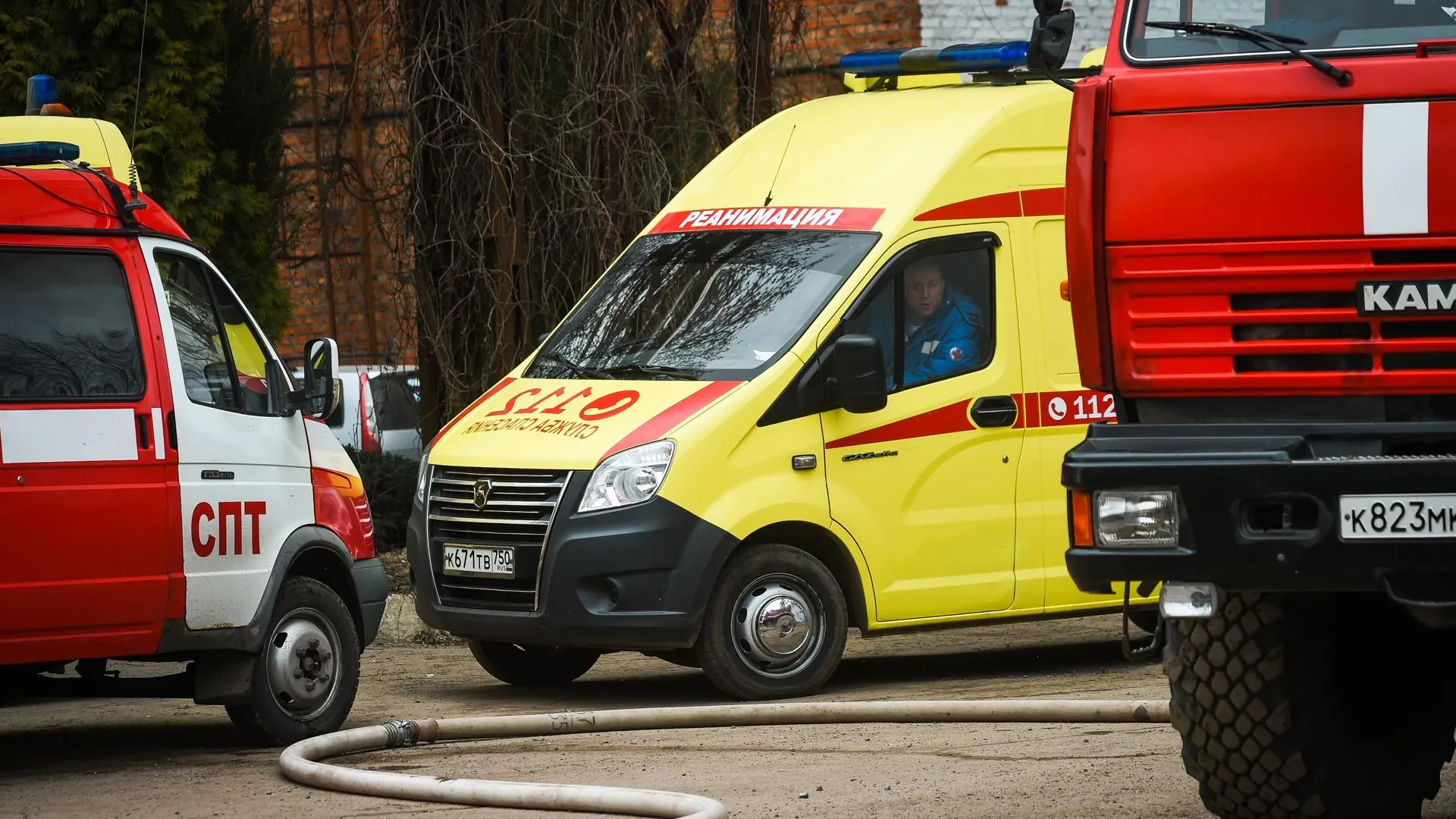 Ребенка с матерью достали из‑под завалов разрушенного взрывом дома в Балашихе