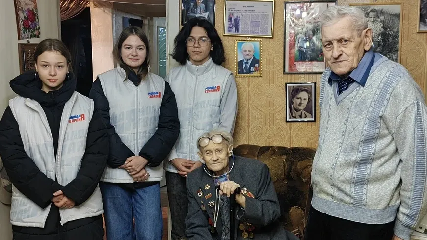 Единороссы поздравили 97‑летнего ветерана из Щелкова с Днем народного единства