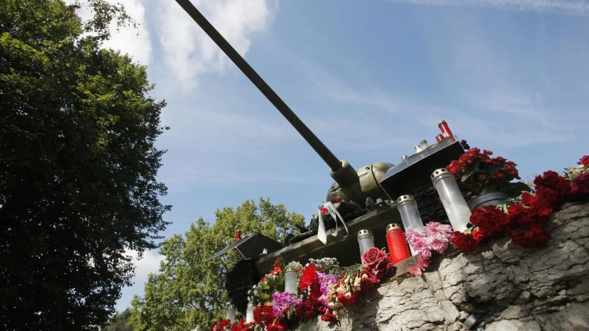 В Нарве полицейские забирают цветы с места, где стоял танк Т-34