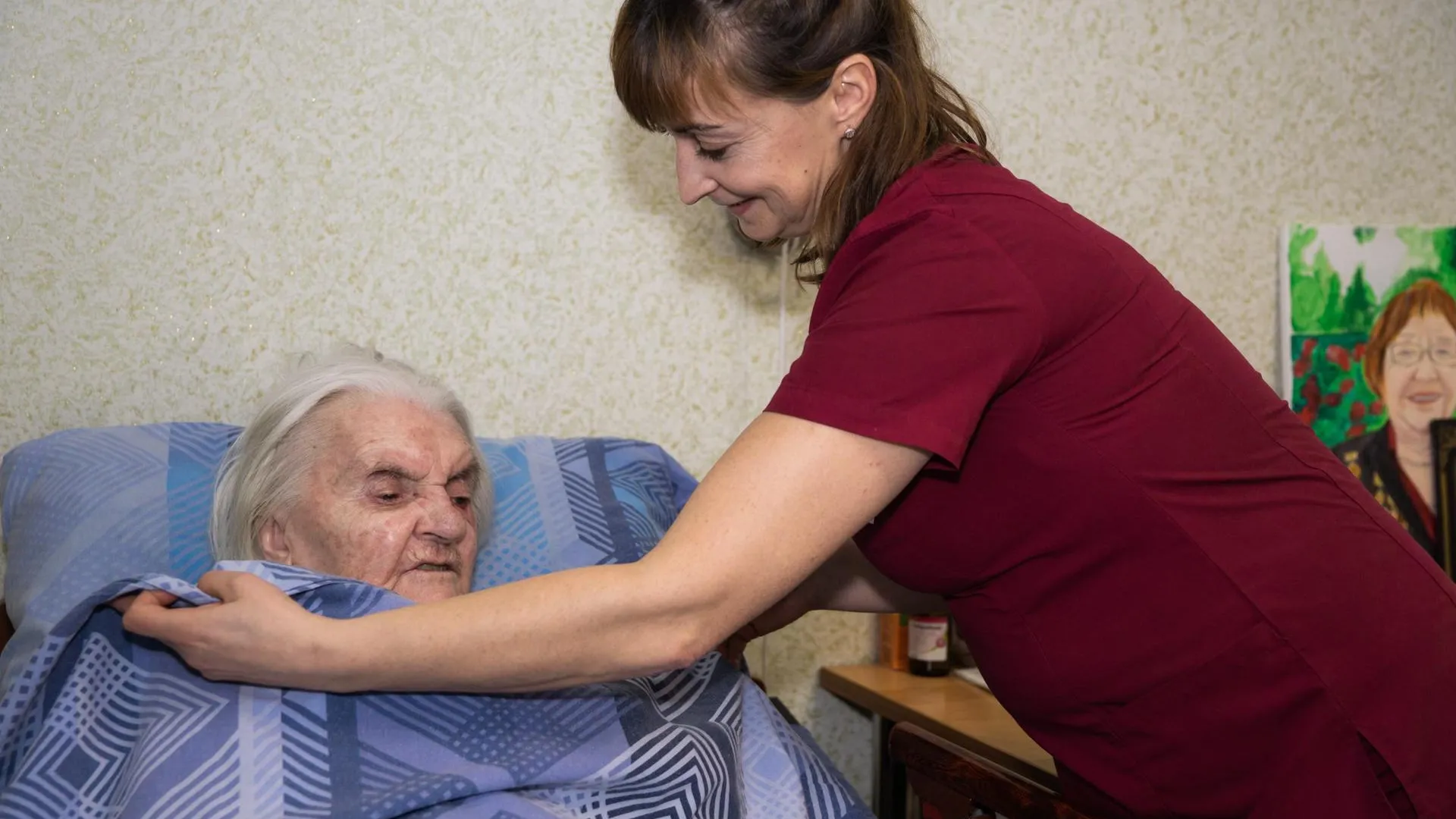 Более 2 тыс жителей получают ежемесячную выплату по уходу за инвалидами в Подмосковье