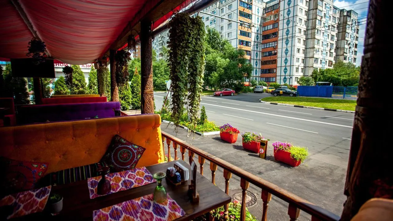 В Подмосковье владельцам ресторанов рекомендуют закрыть летние веранды из-за непогоды
