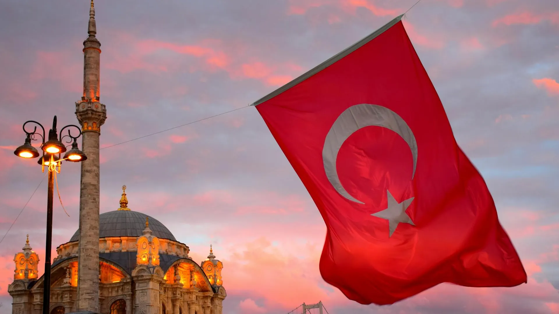 Турэксперт рассказал, стоит ли ждать снижения цен на путевки в Турцию этой осенью