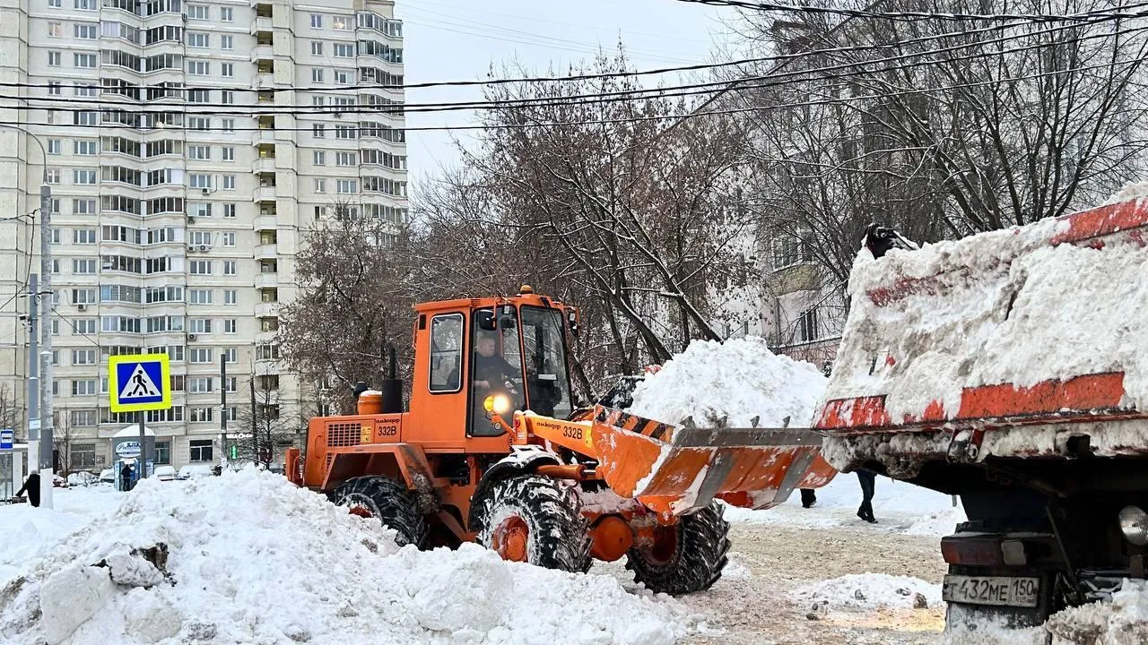 Коммунальщики Подольска за минувшие сутки обработали 212 км дорожно‑уличной  сети | РИАМО