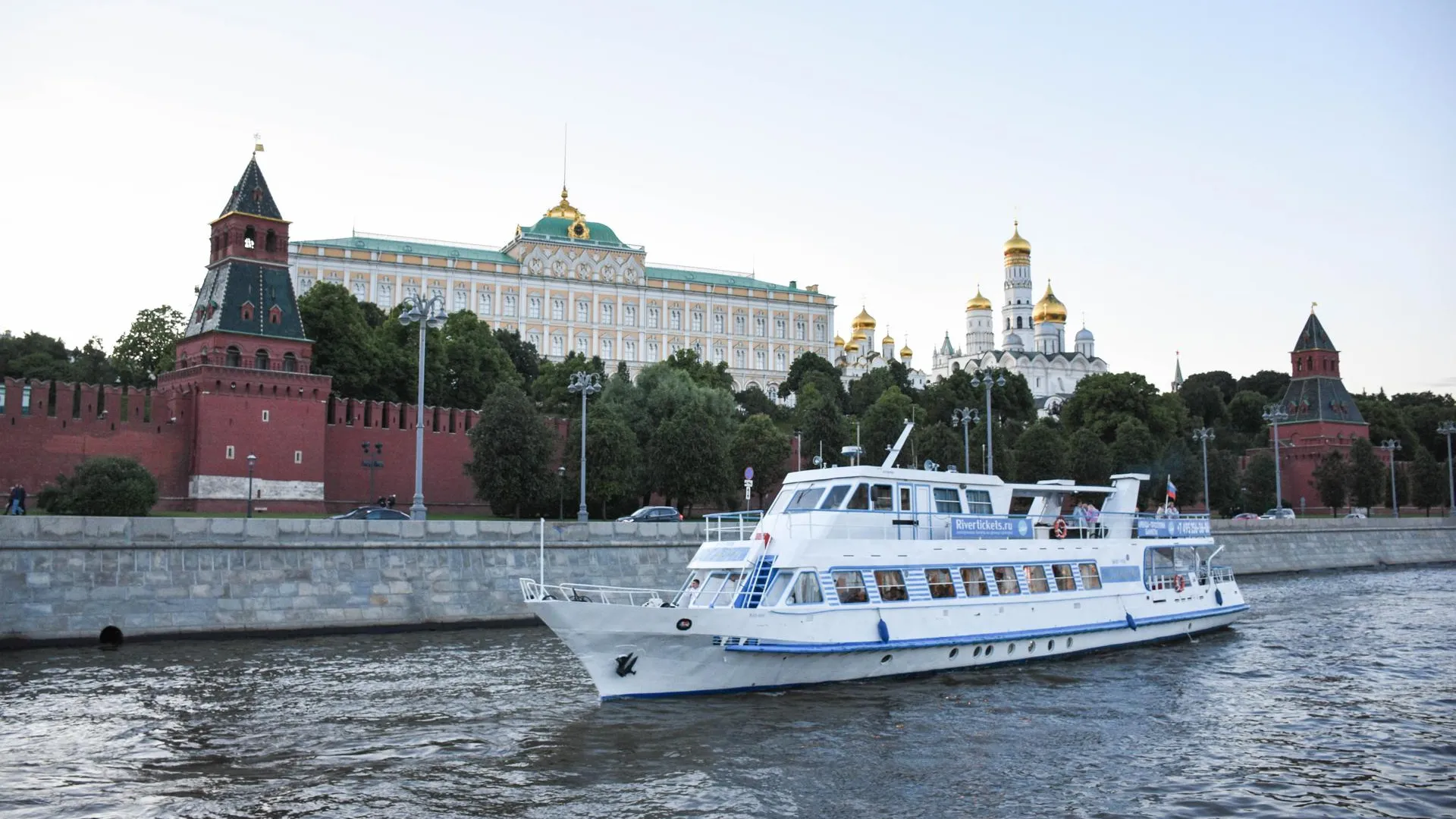 В столице разработали систему единых билетов для речных прогулок по Москве‑реке