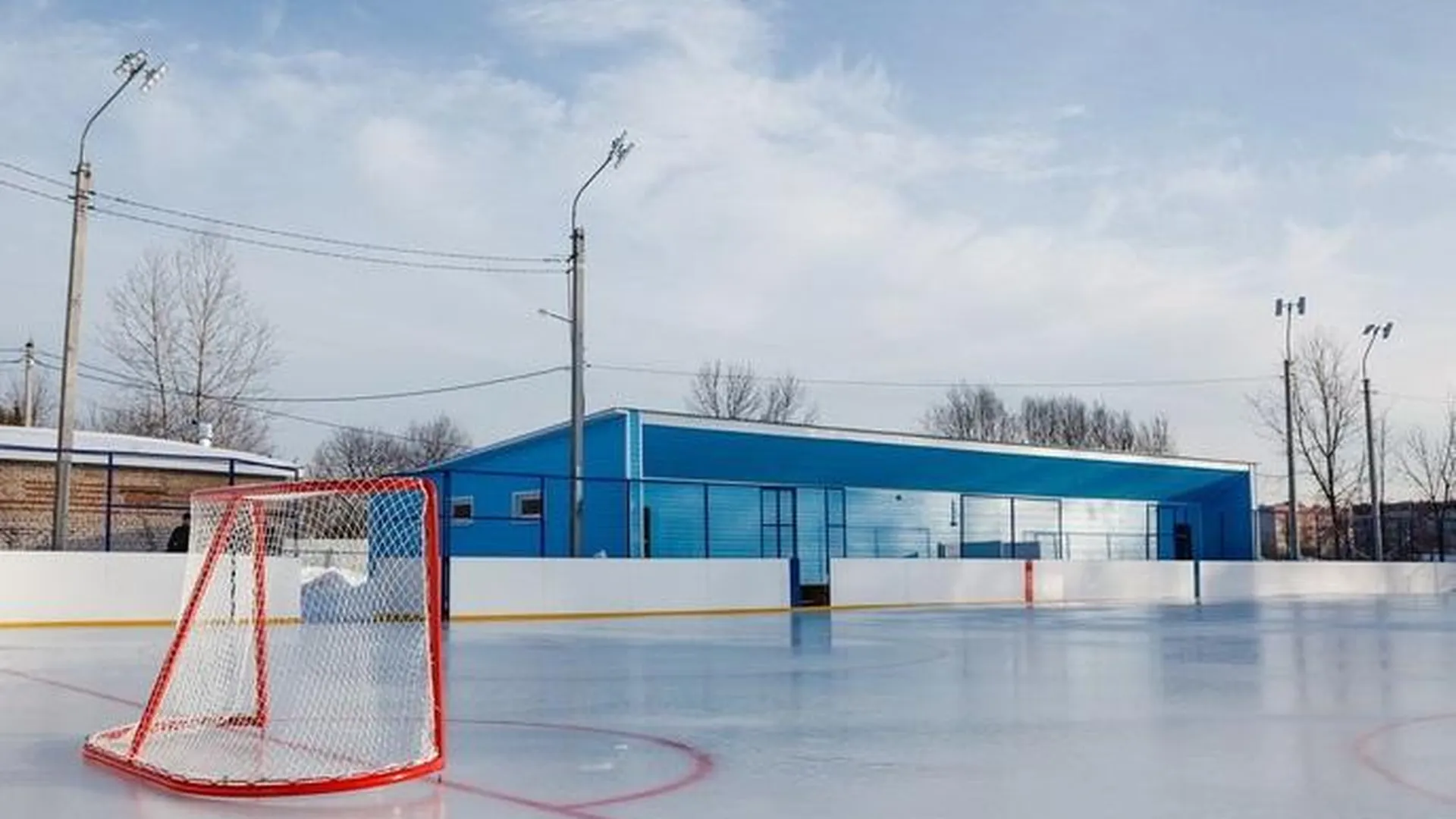 Бортики установили на многофункциональной хоккейной площадке в Котельниках