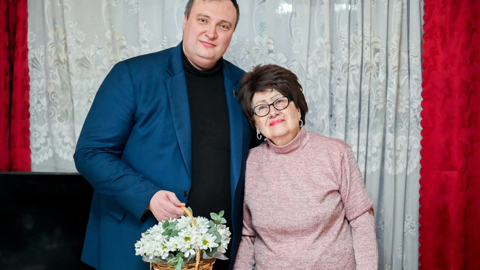 Депутат из Ленинского округа навестил вдову ветерана ВОВ в рамках Года Защитника