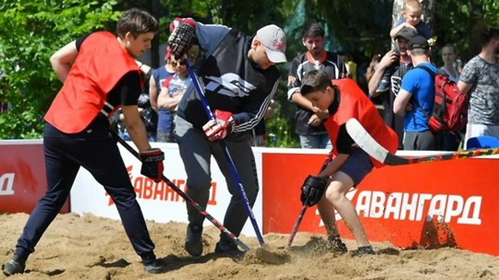 Победители турнира по хоккею на песке в Балашихе получили абонементы на игры ХК «Авангард»