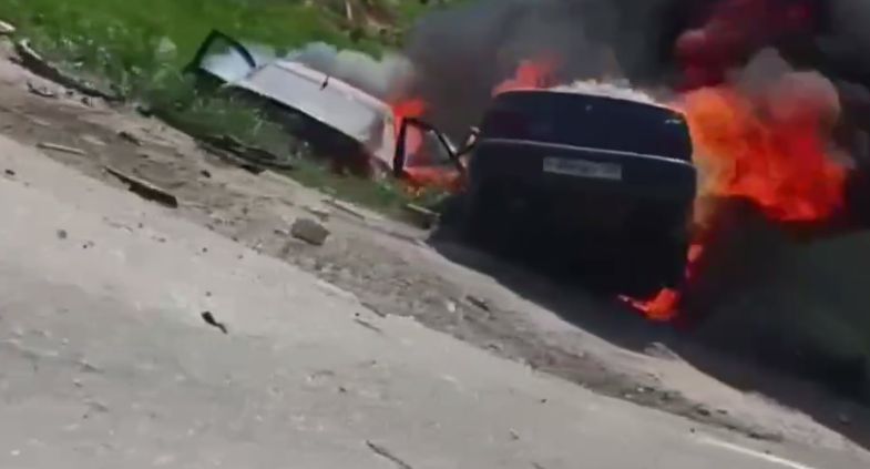 Четыре человека госпитализированы после того, как во Фрязине загорелись машины