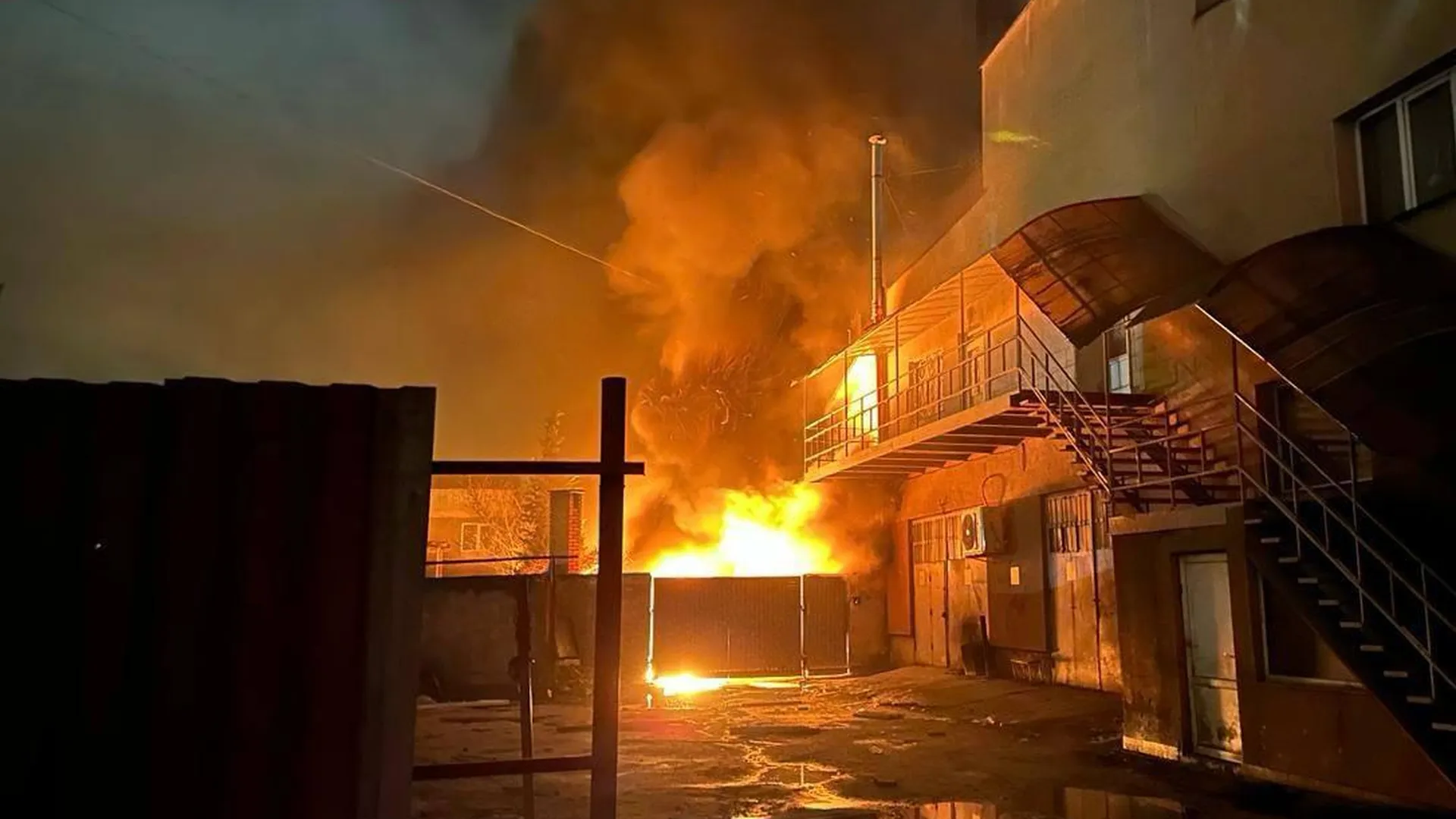 Пожар произошел после взрыва на объекте промышленности во Львове