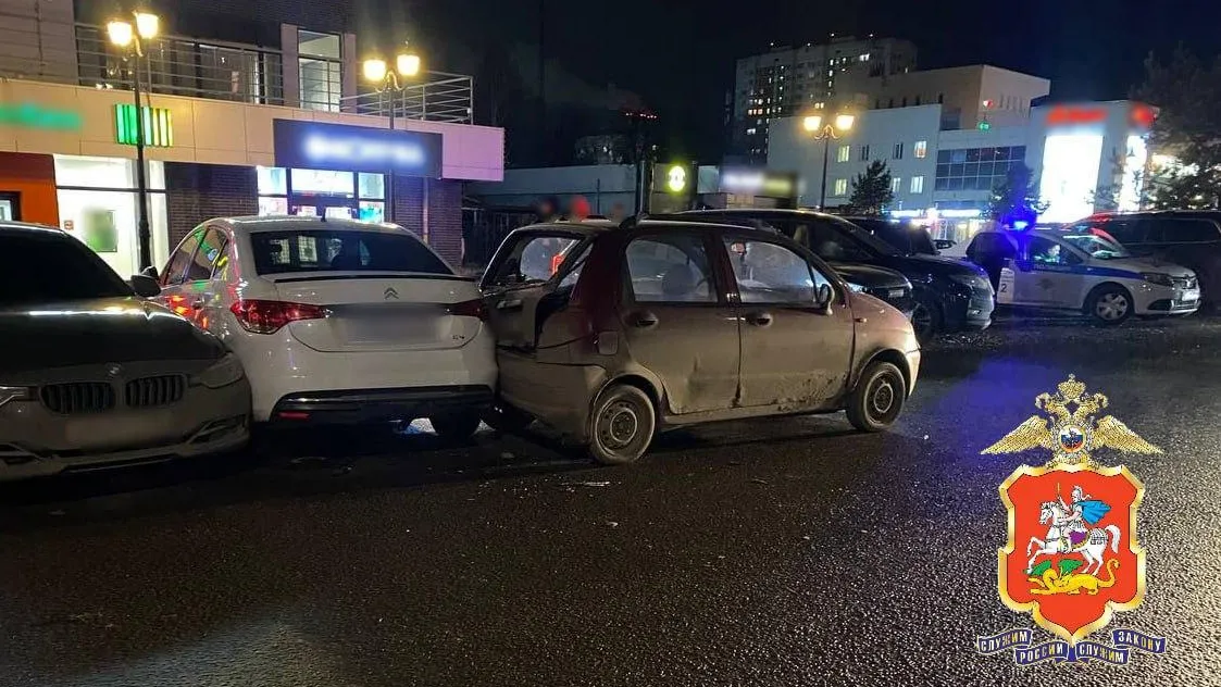 В Подмосковье легковушка протаранила 6 припаркованных автомобилей после ДТП