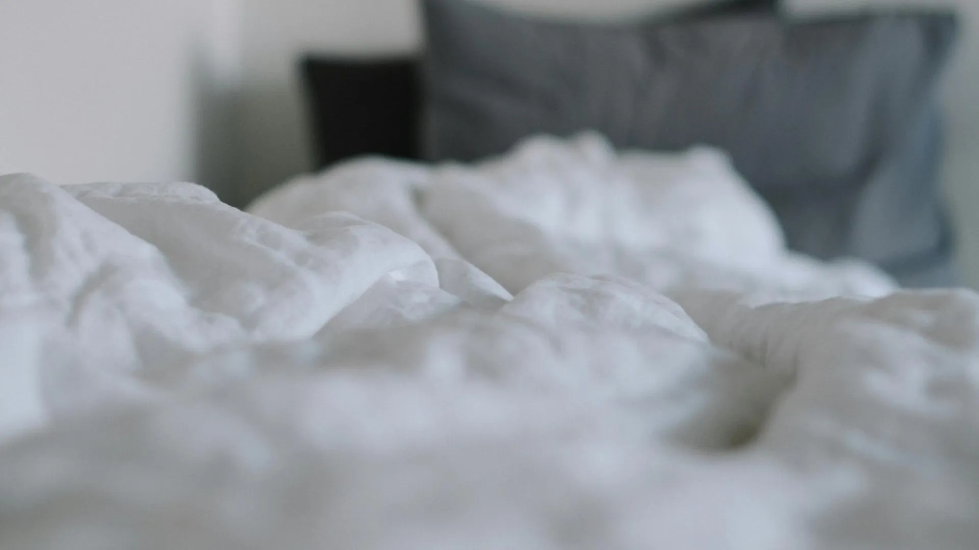 В постельном белье могут жить особые клещи — врач