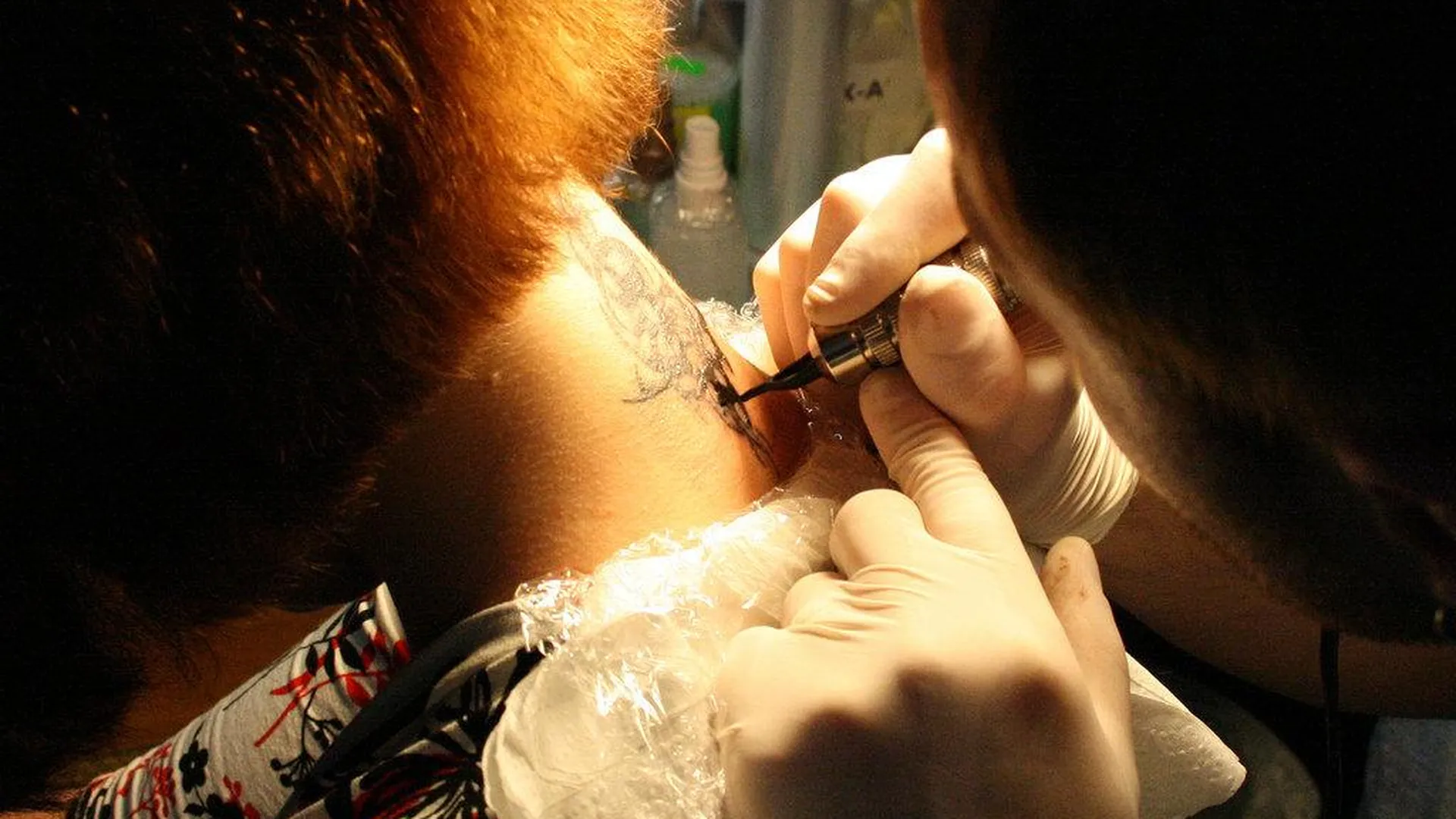 Россиянам дали советы по выбору безопасной тату‑студии