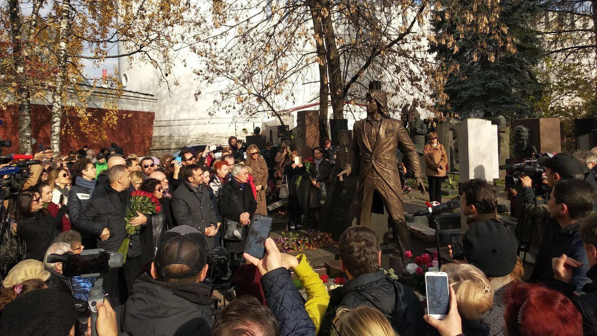 Памятник Дмитрию Хворостовскому открыли на Новодевичьем кладбище в Москве