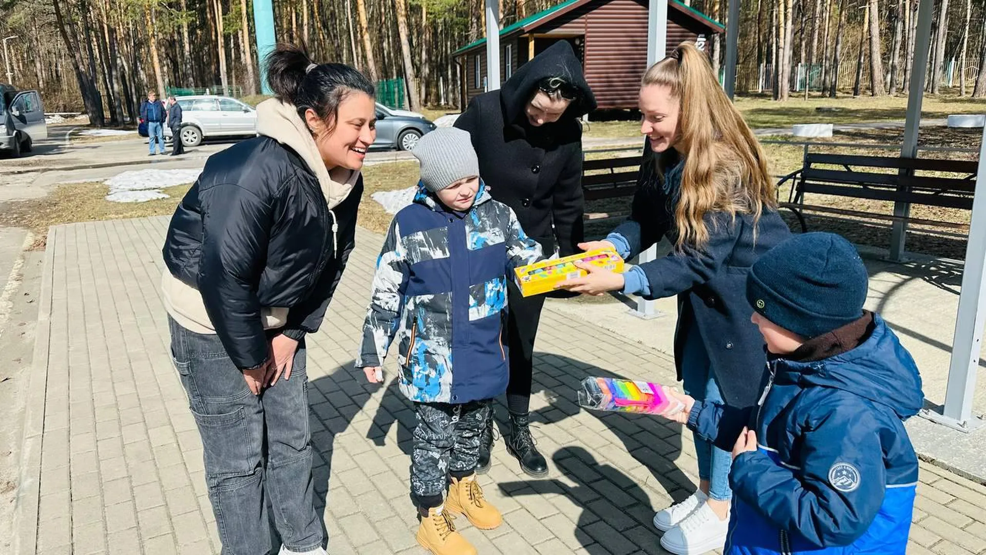 «Единая Россия» привезла для детей из Белгорода игрушки и канцелярские принадлежности