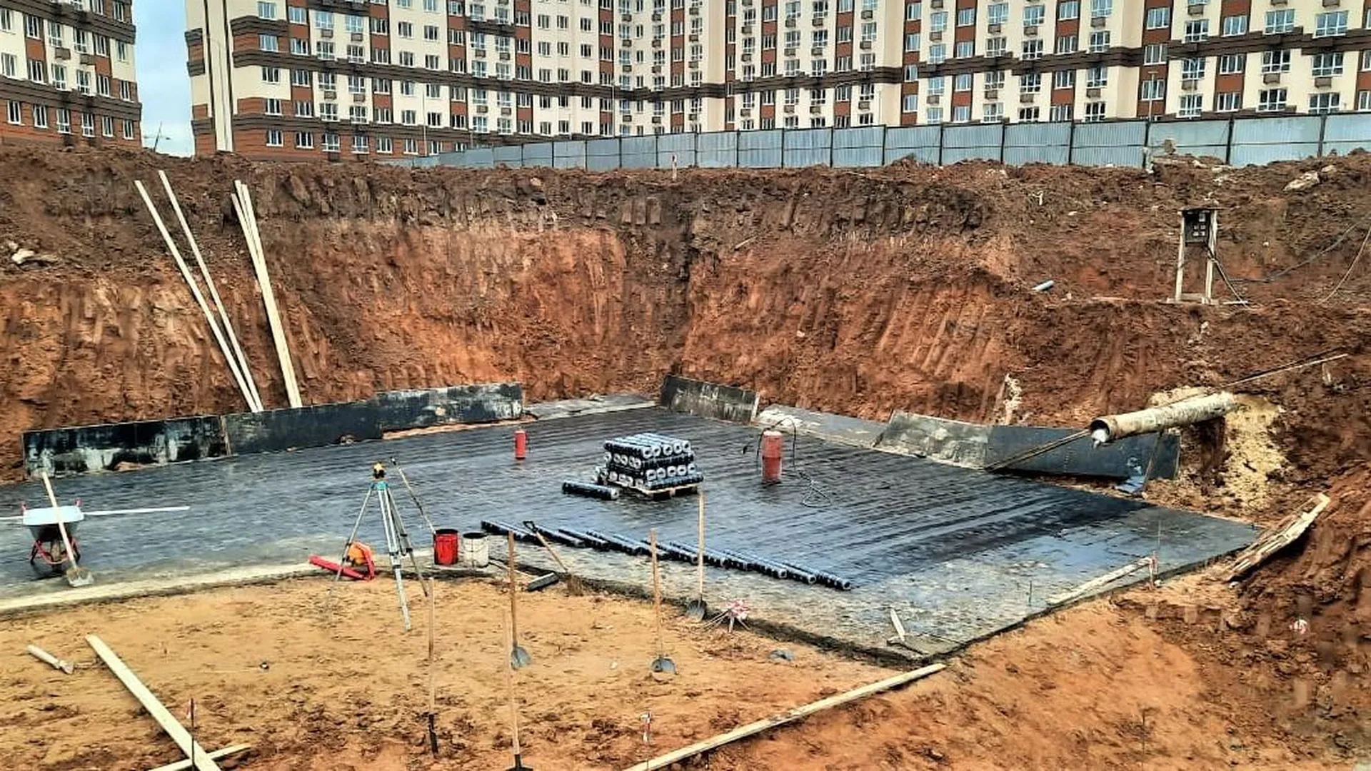 В Ленинском округе строители начали рыть котлован для нового детского ...