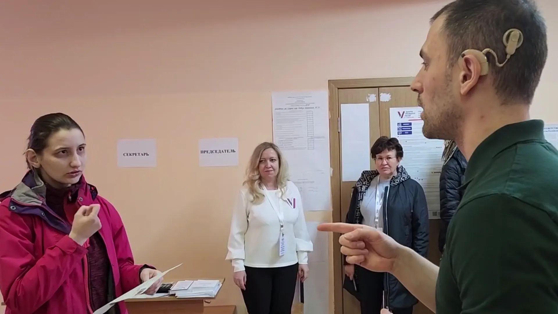 Глухонемые избиратели проголосовали в Чехове с помощью сурдопереводчика