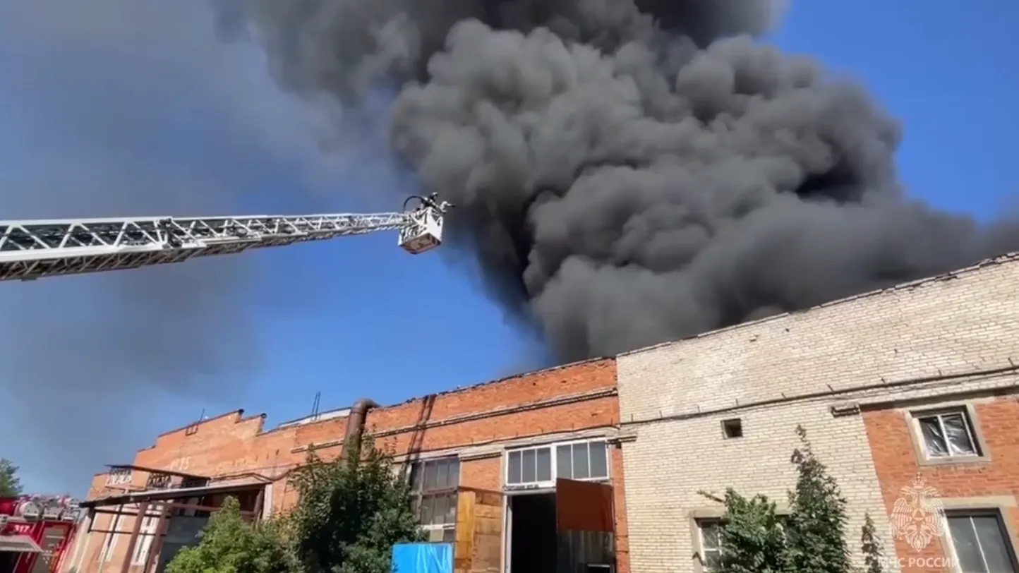 МЧС уточнило площадь пожара в цехе в Химках