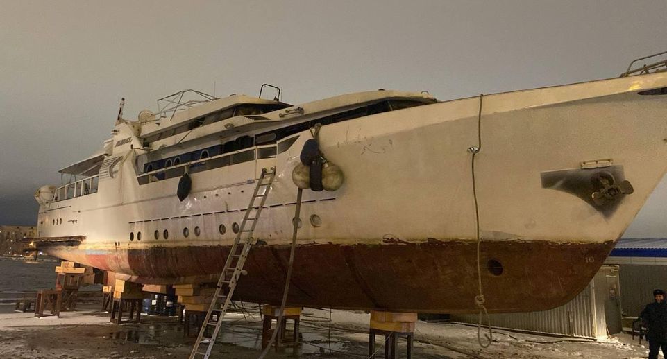 В центре Петербурга сгорела 27-метровая яхта Laimarita