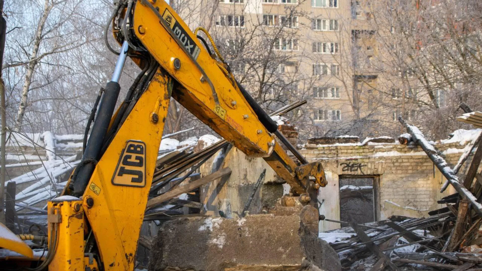 Аварийный дом начали сносить в микрорайоне Львовский Подольска | РИАМО в  Подольске