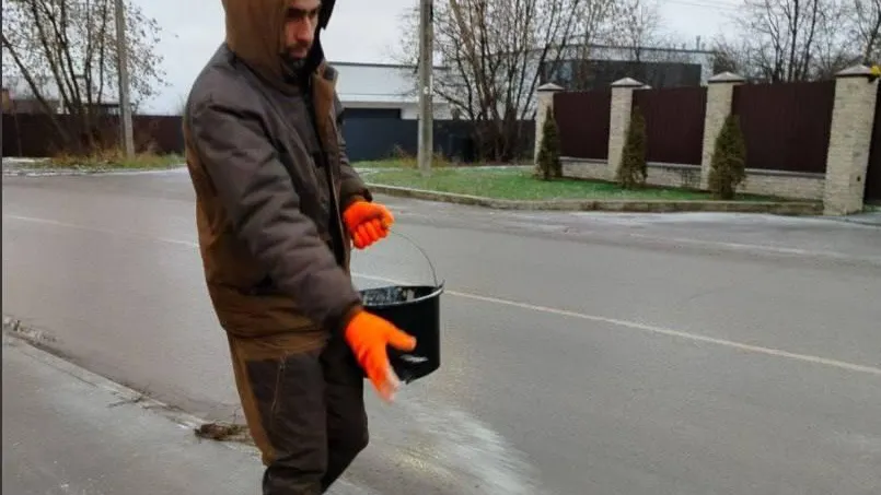 Более 50 км дорог обработали противогололедными реагентами в Подольске