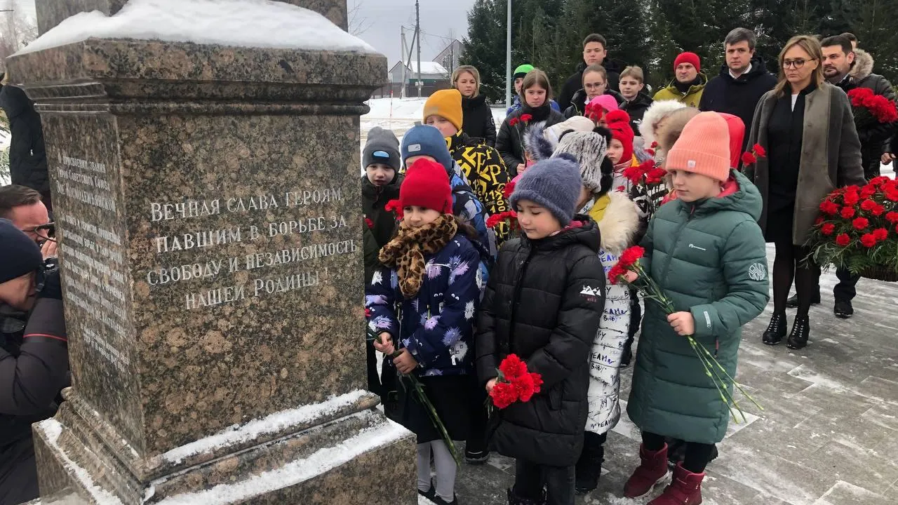 В Подмосковье возложили цветы к обелиску на месте казни Зои Космодемьянской