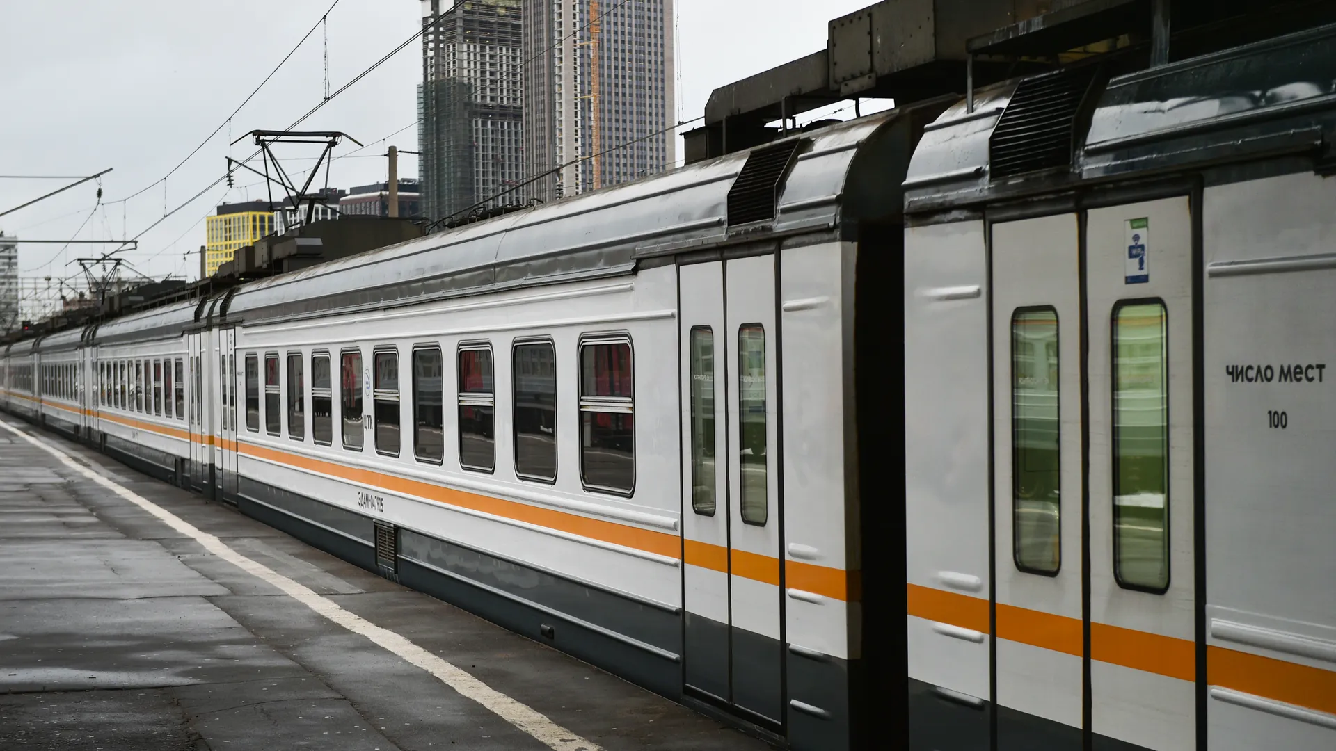 Электричка двумя вагонами проехала мимо платформы на станции Ростокино в Москве