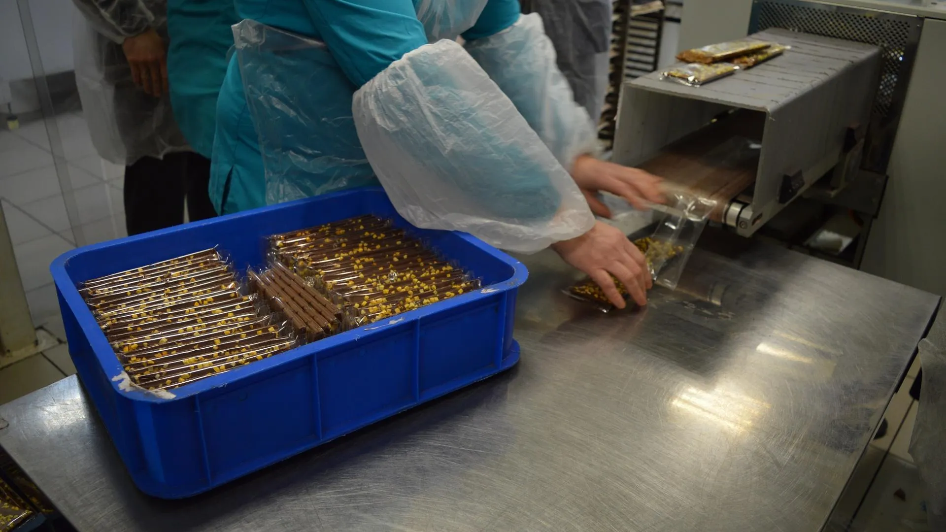 Подмосковный бизнес‑омбудсмен посетил предприятие по производству шоколада в Химках