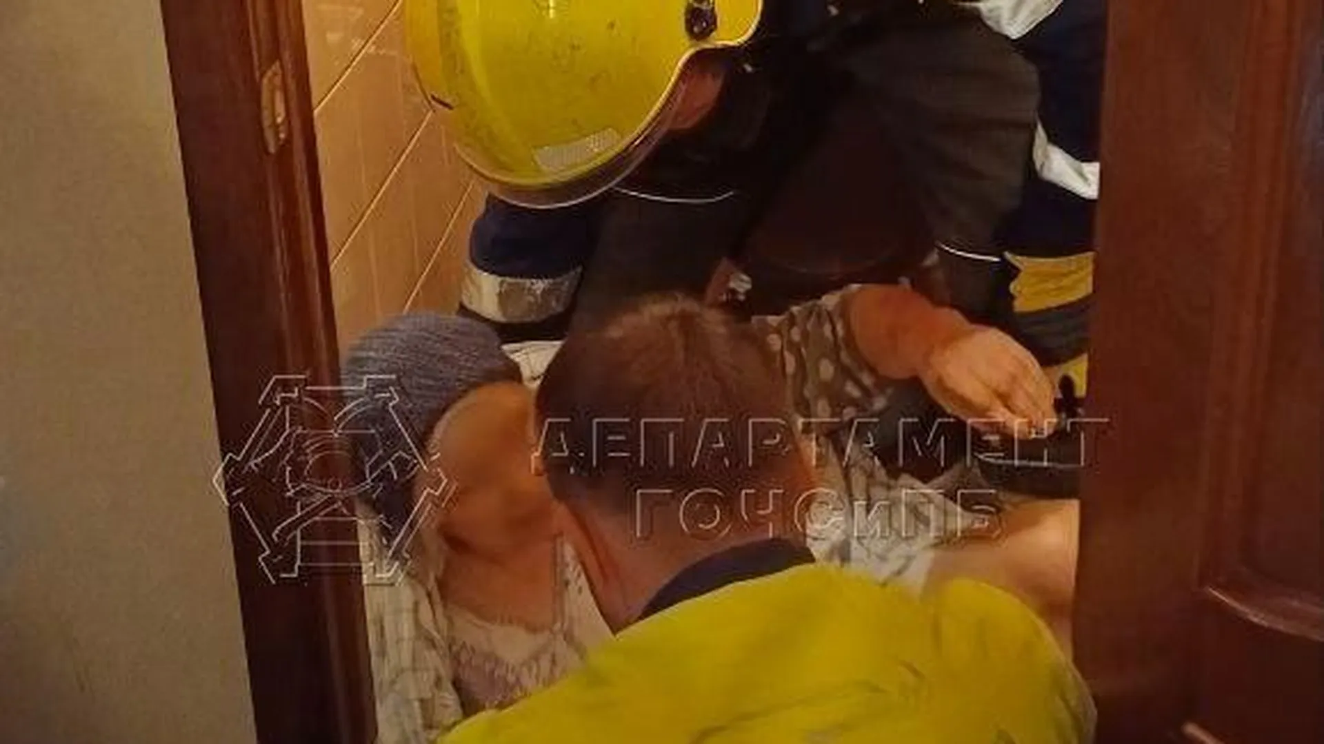 В Москве спасатели высвободили из квартиры пожилую женщину