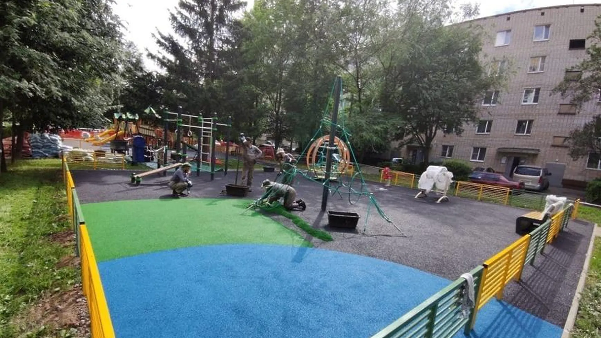 Установку детской площадки завершают на Советской улице Подольска
