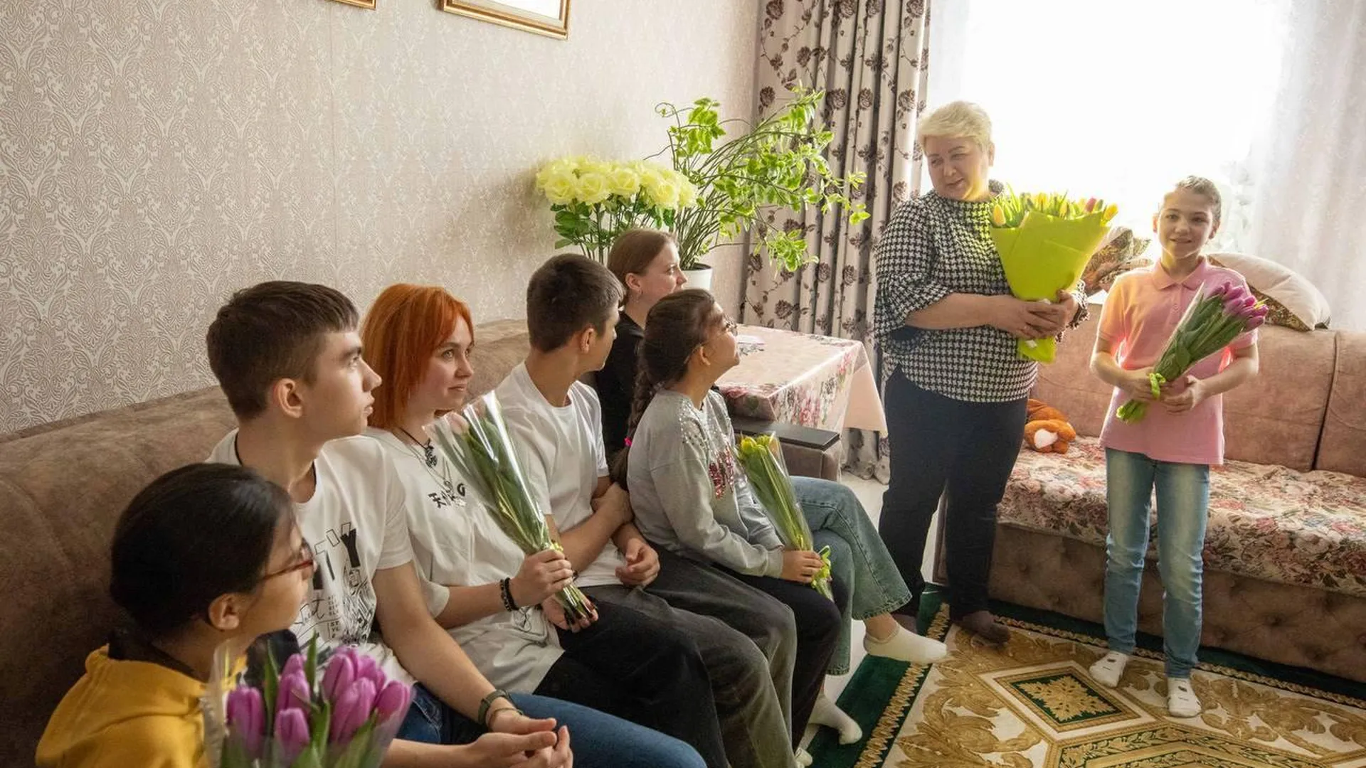 Глава Подольска и начальник соцзащиты поздравили приемную семью с 8 Марта