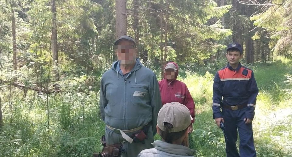 Работники «Мособлпожспаса» вывели из подмосковного леса дедушку с внуком