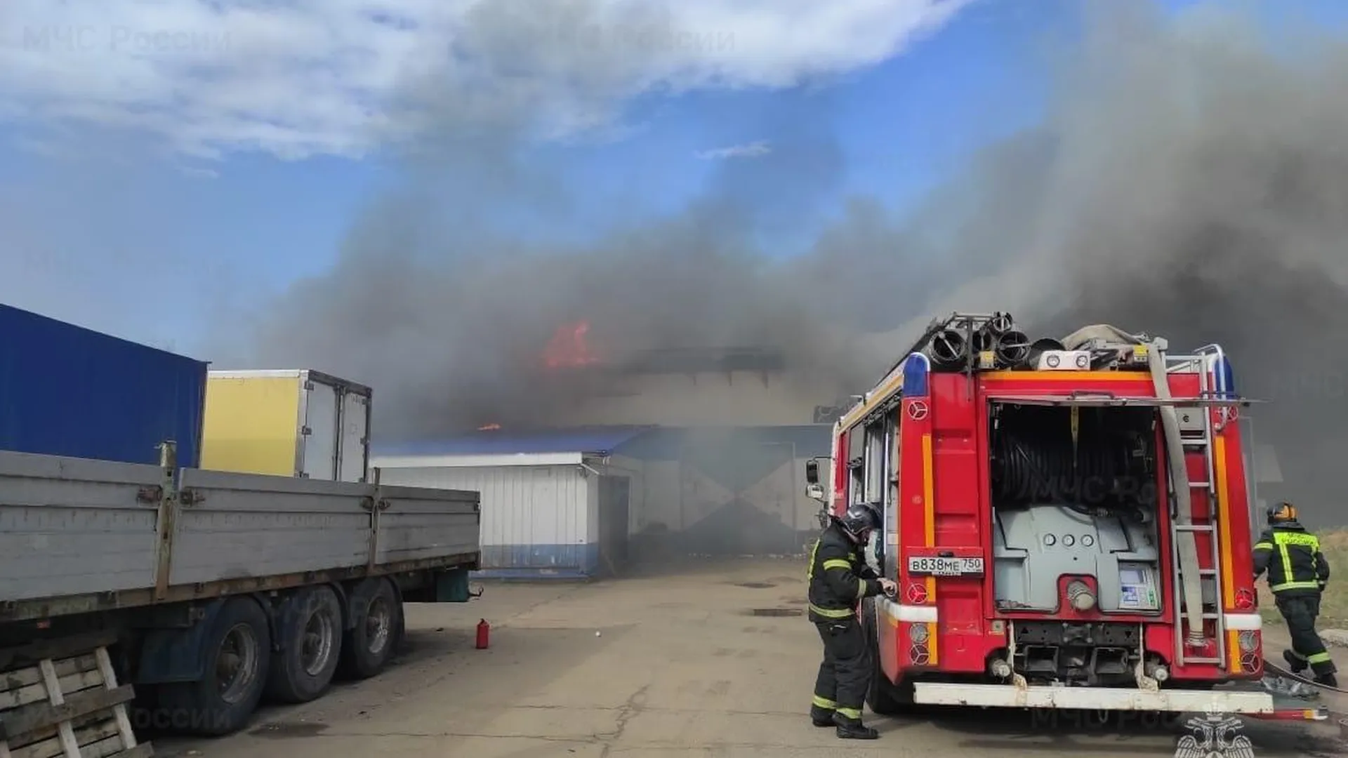 Крупный пожар произошел на складе с поликарбонатом в Подмосковье